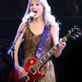 Taylor_Swift_-_Speak_Now_World_Tour_Sydney_2012.jpg 